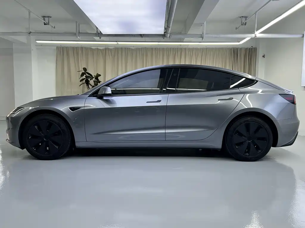 Tesla Model 3 — миниатюра 10