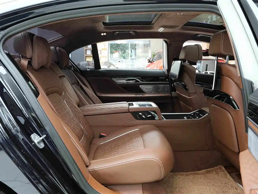 BMW 7 Series — миниатюра 13