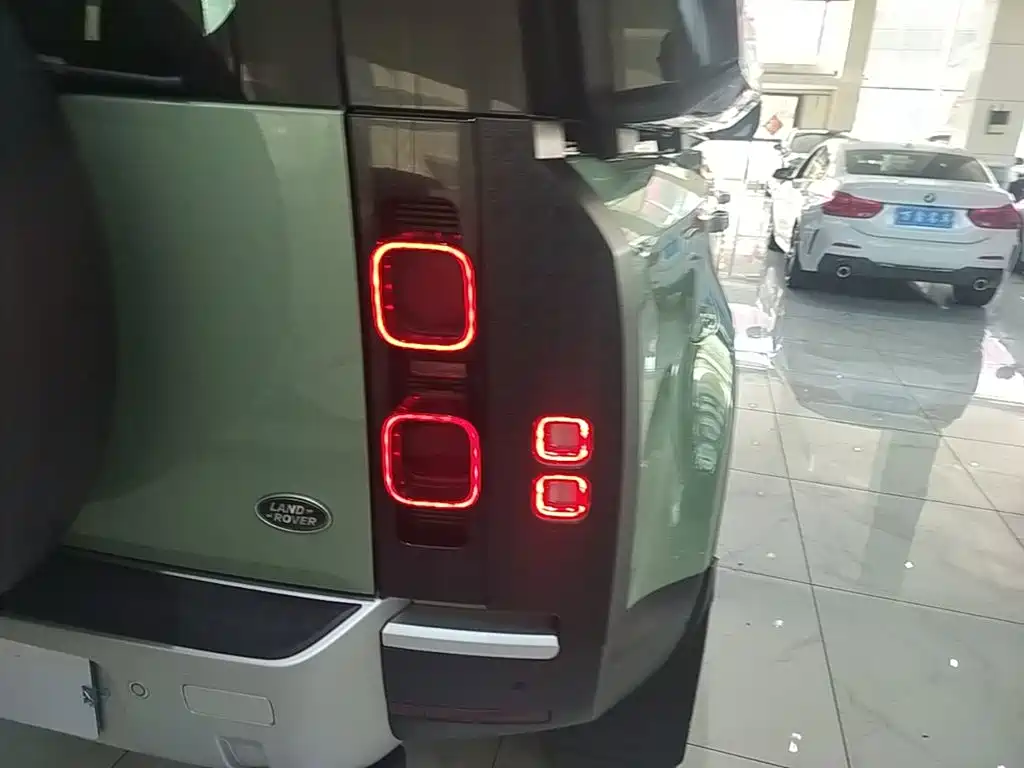 Land Rover Defender — миниатюра 8