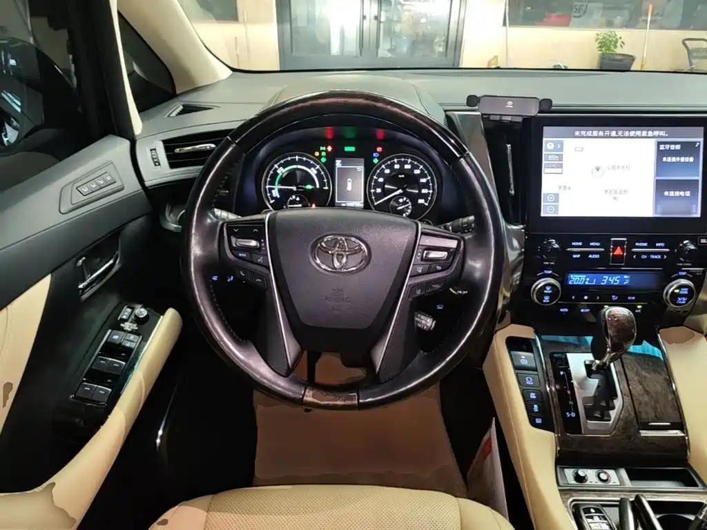 Toyota Alphard — миниатюра 11
