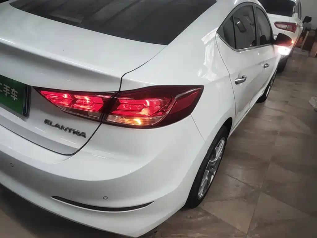 Hyundai Elantra — миниатюра 8