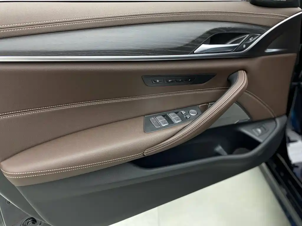 BMW 5 Series — миниатюра 19