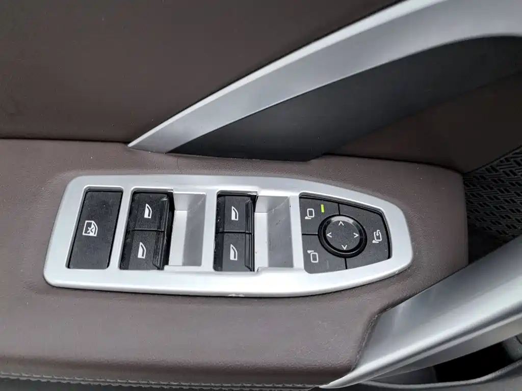 BMW iX1 — миниатюра 9