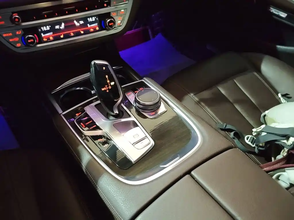 BMW 7 Series — миниатюра 14