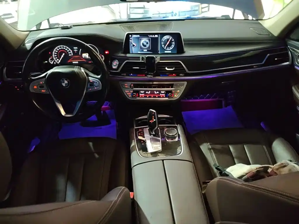 BMW 7 Series — миниатюра 10