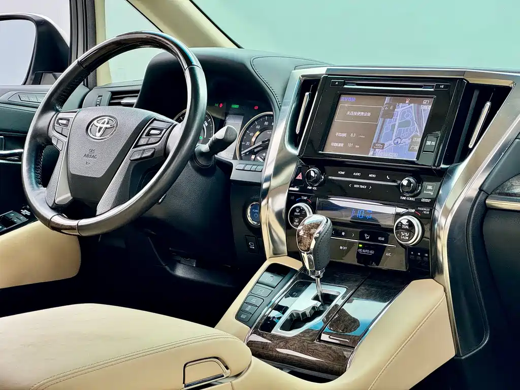 Toyota Alphard — миниатюра 10