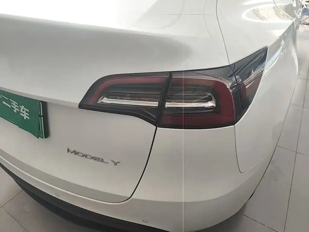 Tesla Model Y — миниатюра 8