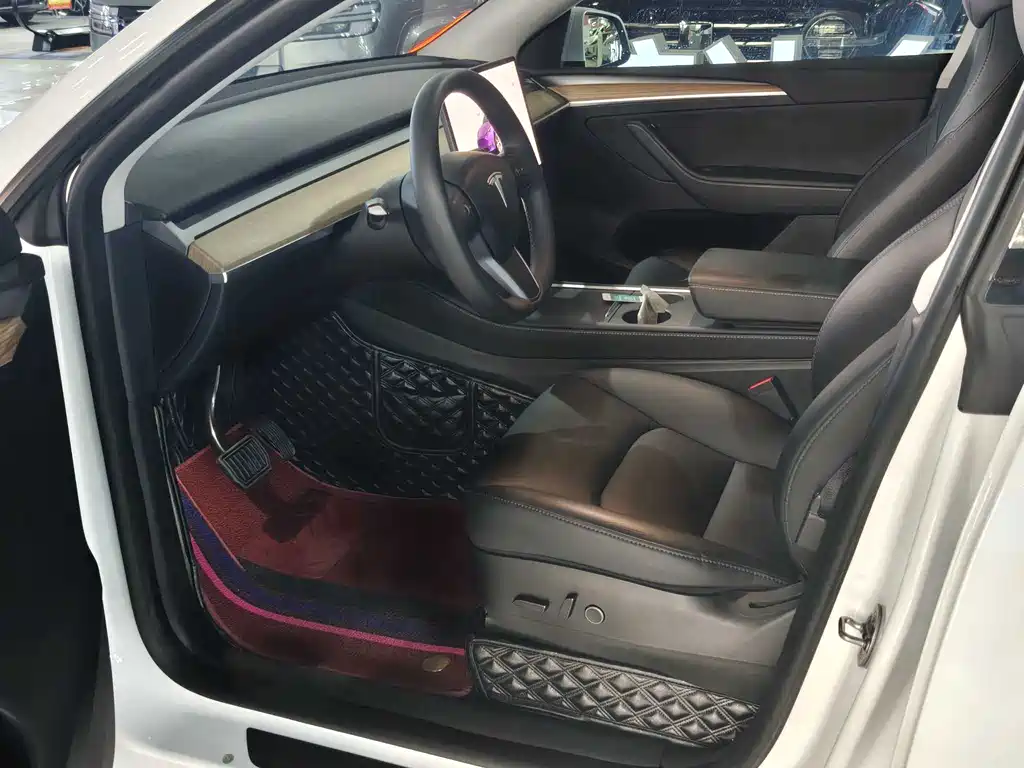 Tesla Model Y — миниатюра 4