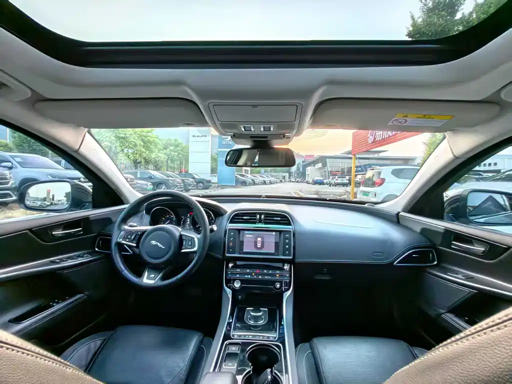 Jaguar XE — миниатюра 12
