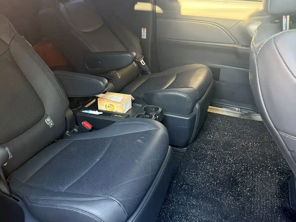 Toyota Sienna — миниатюра 7