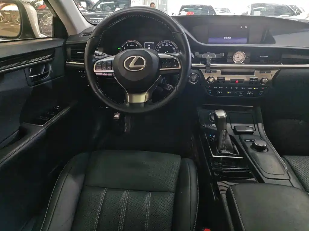 Lexus ES — миниатюра 11
