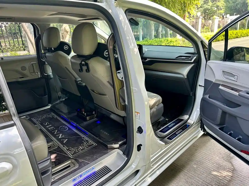 Toyota Sienna — миниатюра 9