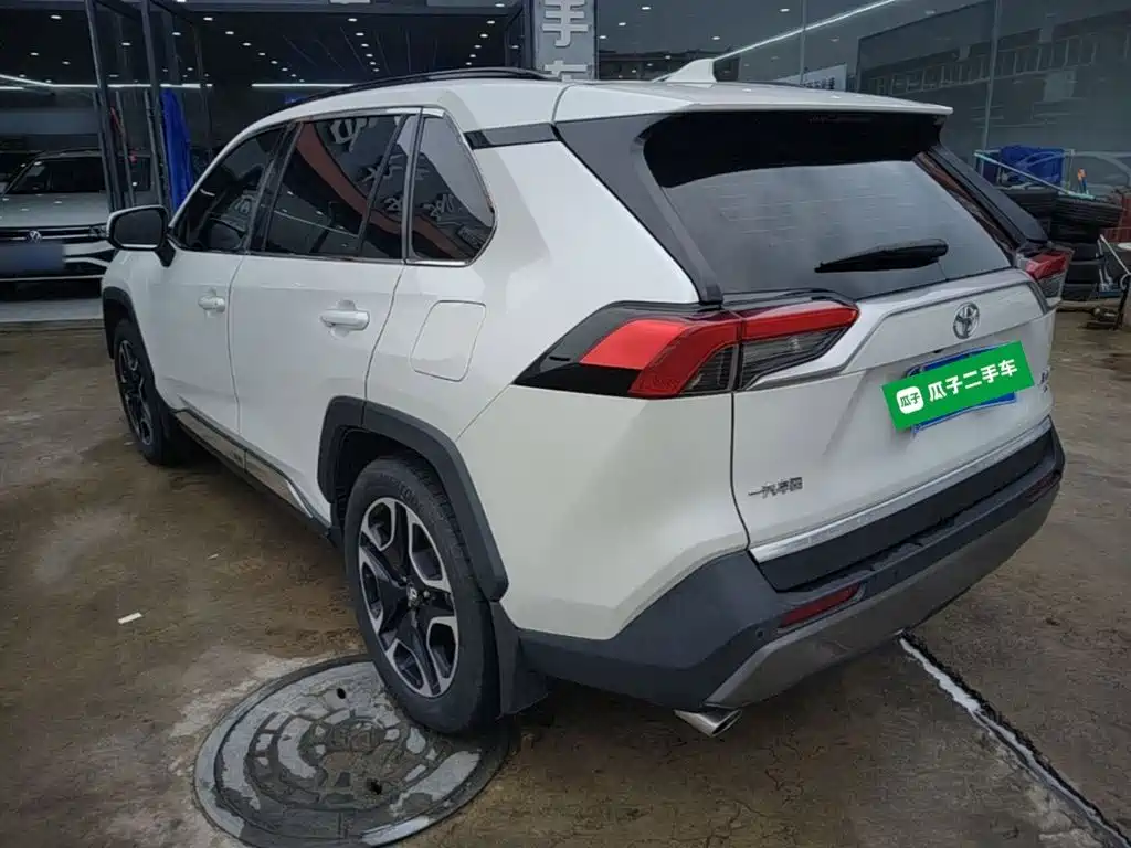 Toyota RAV4 — миниатюра 5