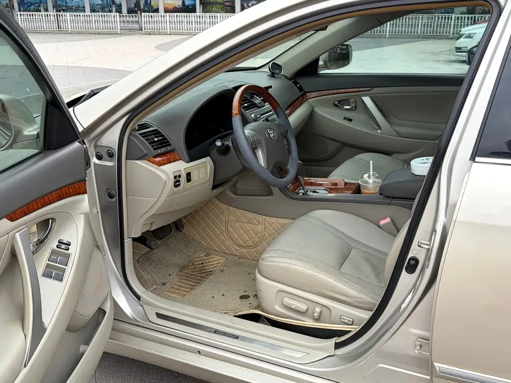 Toyota Camry — миниатюра 8