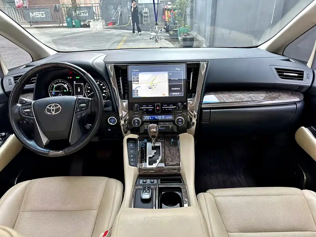 Toyota Alphard — миниатюра 3