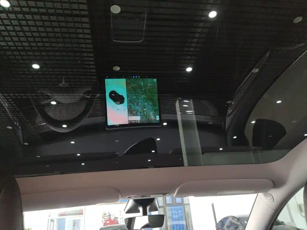 Tesla Model Y — миниатюра 18