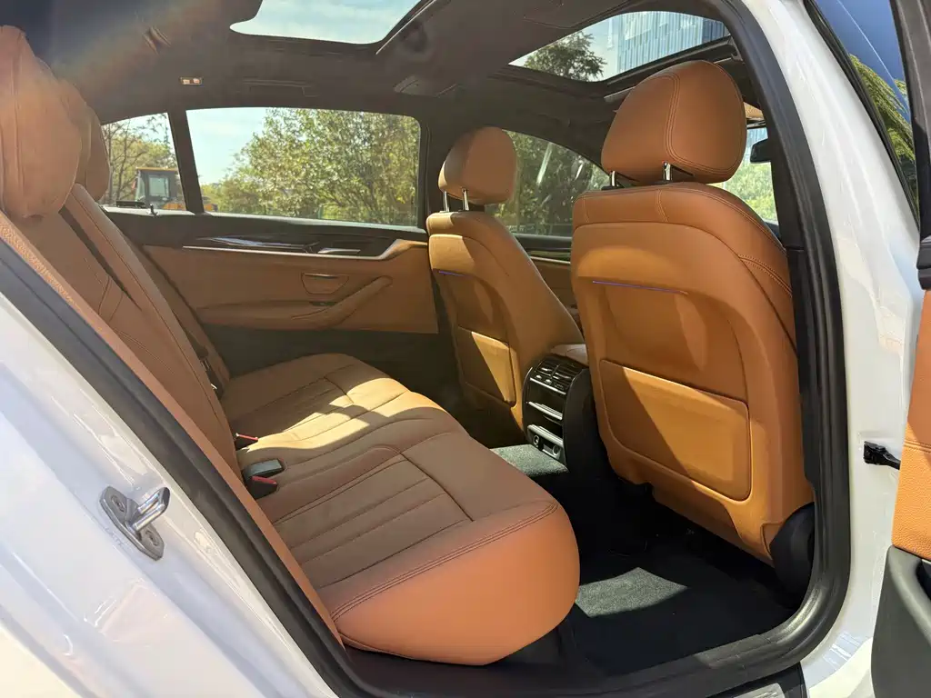 BMW 5 Series — миниатюра 13