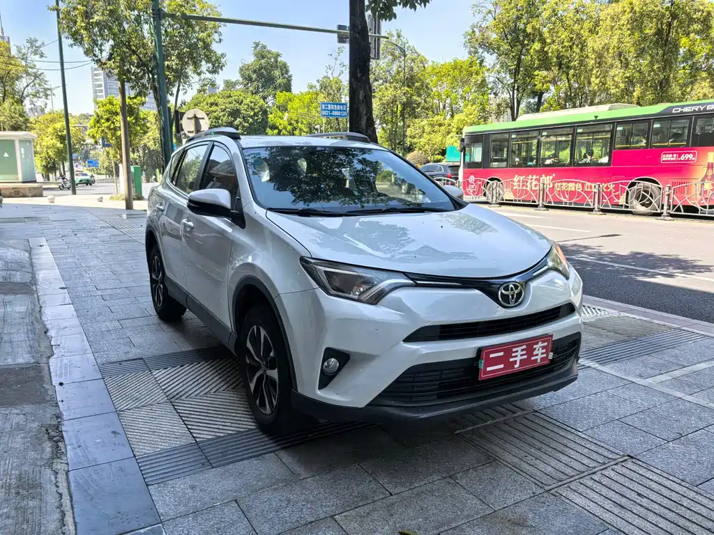 Toyota RAV4 — миниатюра 3
