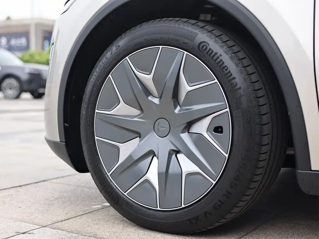 Tesla Model Y L — миниатюра 8