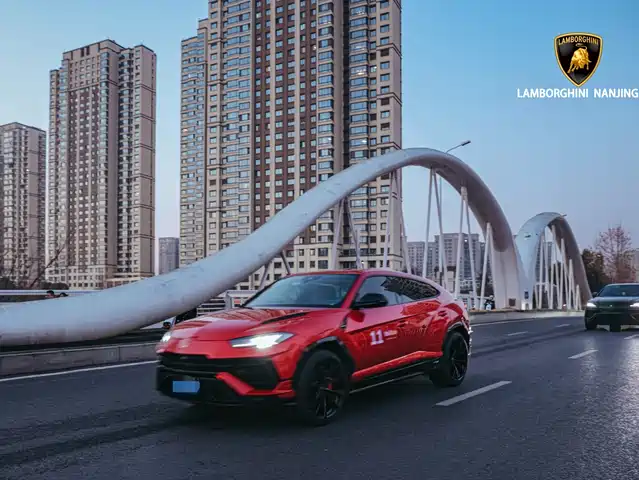 LAMBORGHINI URUS 2023