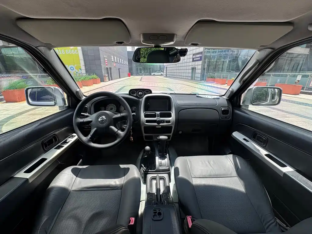 Nissan Paladin — миниатюра 12