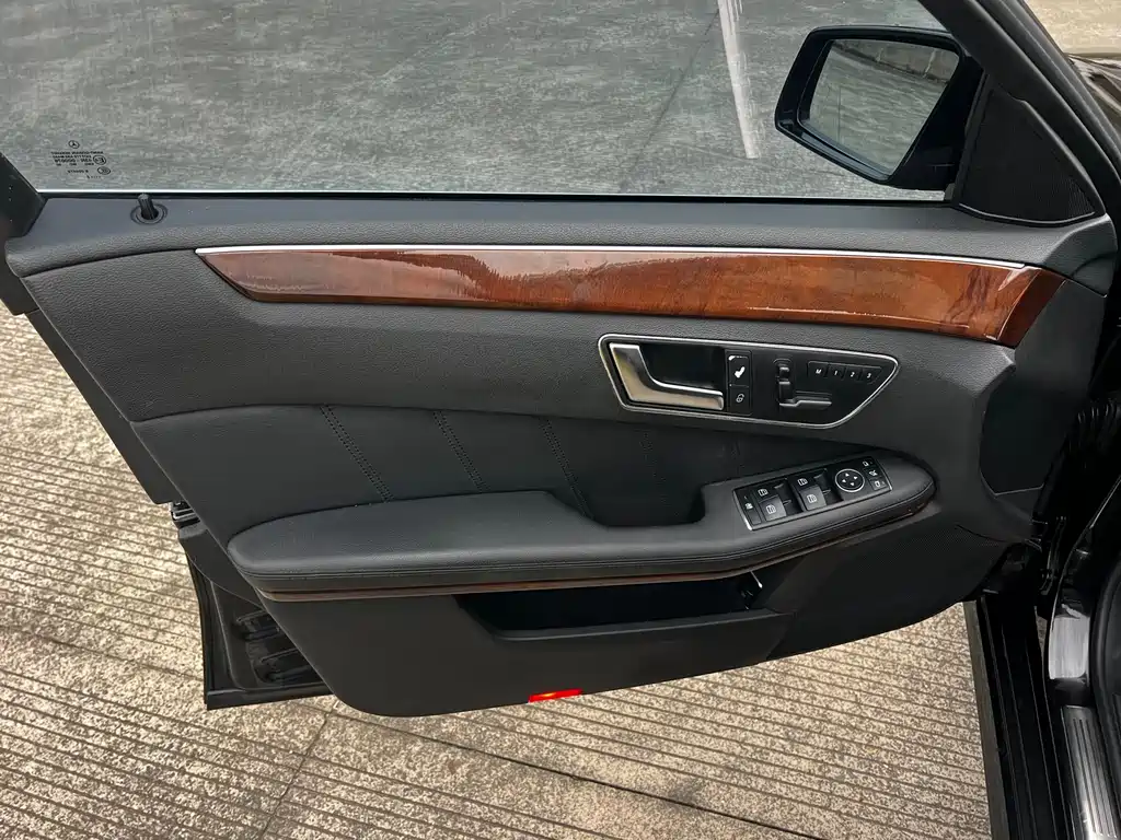 Mercedes-Benz E-Class — миниатюра 5