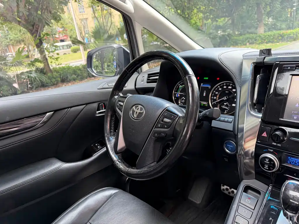 Toyota Vellfire — миниатюра 10