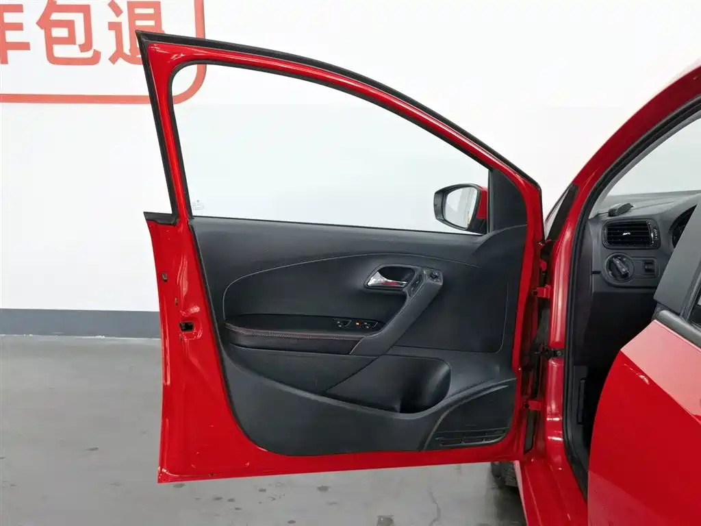 Volkswagen Polo 2016 1.4L MT