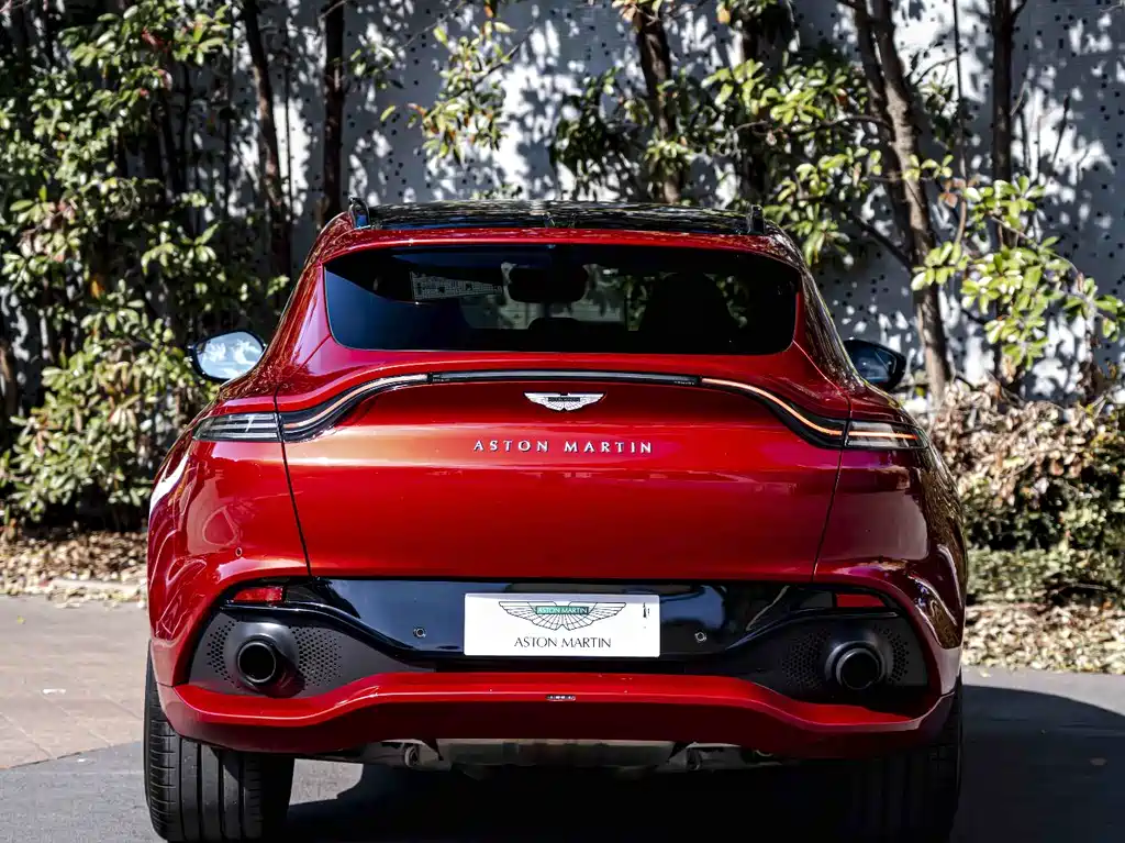 ASTON MARTIN DBX