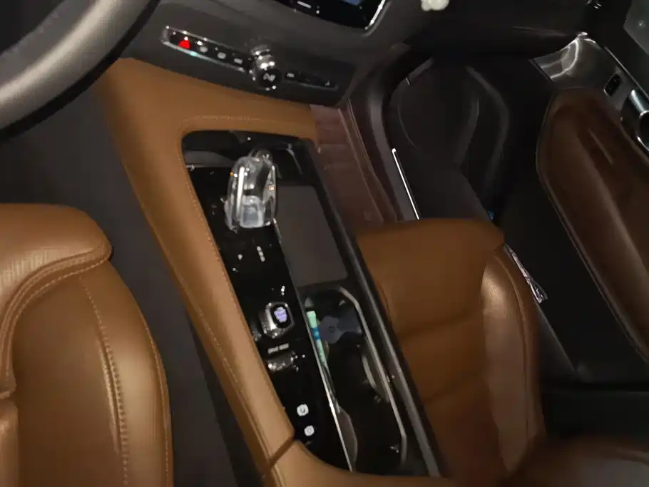 Volvo XC90 PHEV — миниатюра 16