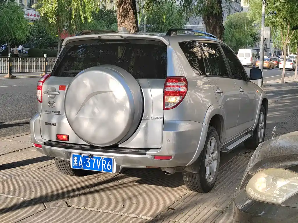Toyota RAV4 — миниатюра 6