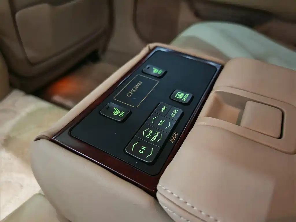 Toyota Crown — миниатюра 8