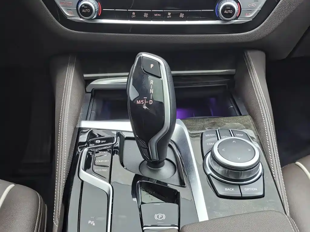 BMW 5 Series — миниатюра 13