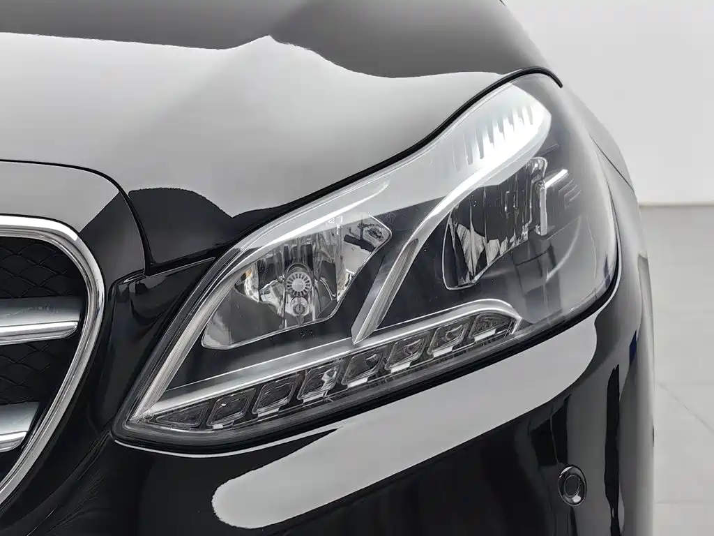 Mercedes-Benz E-Class — миниатюра 7