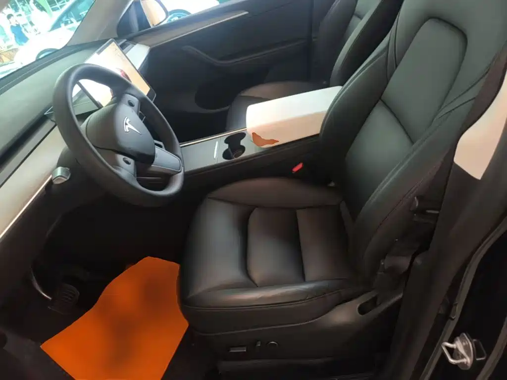 Tesla Model Y — миниатюра 15