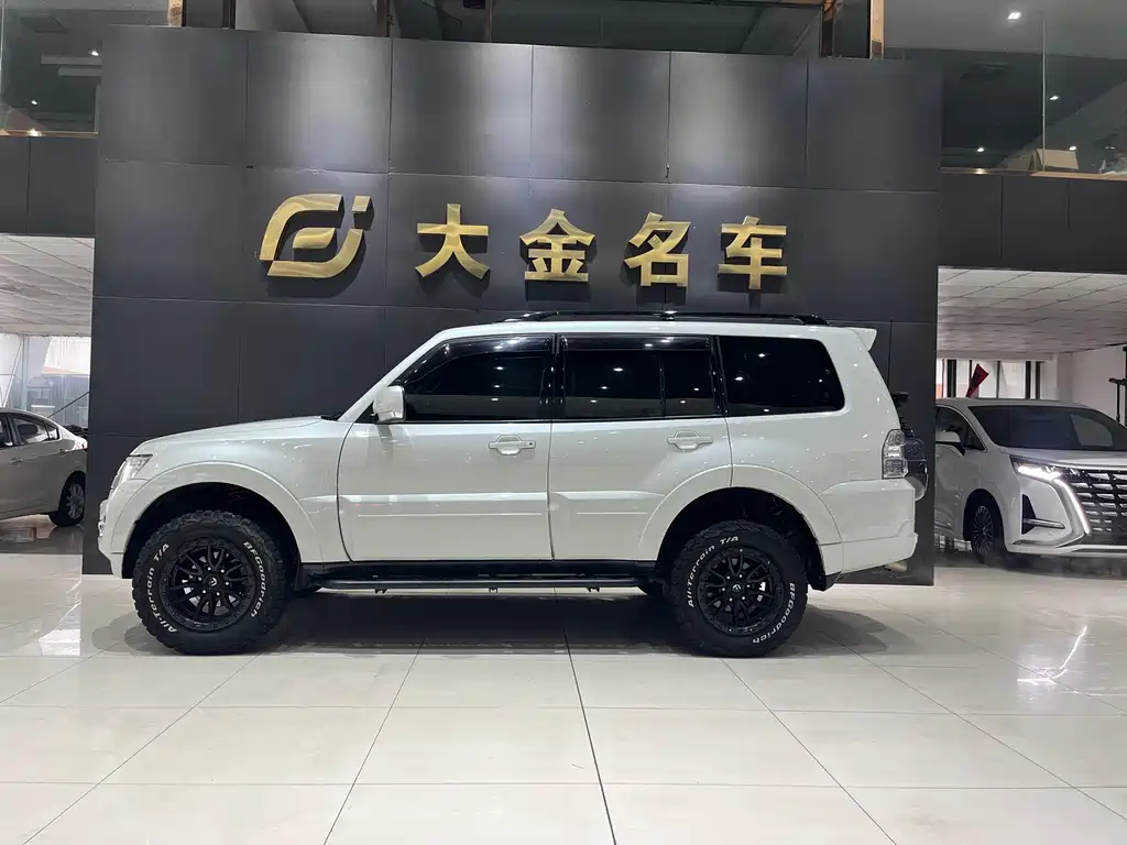MITSUBISHI PAJERO