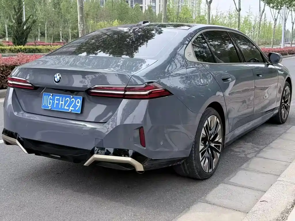 BMW 5 Series — миниатюра 7