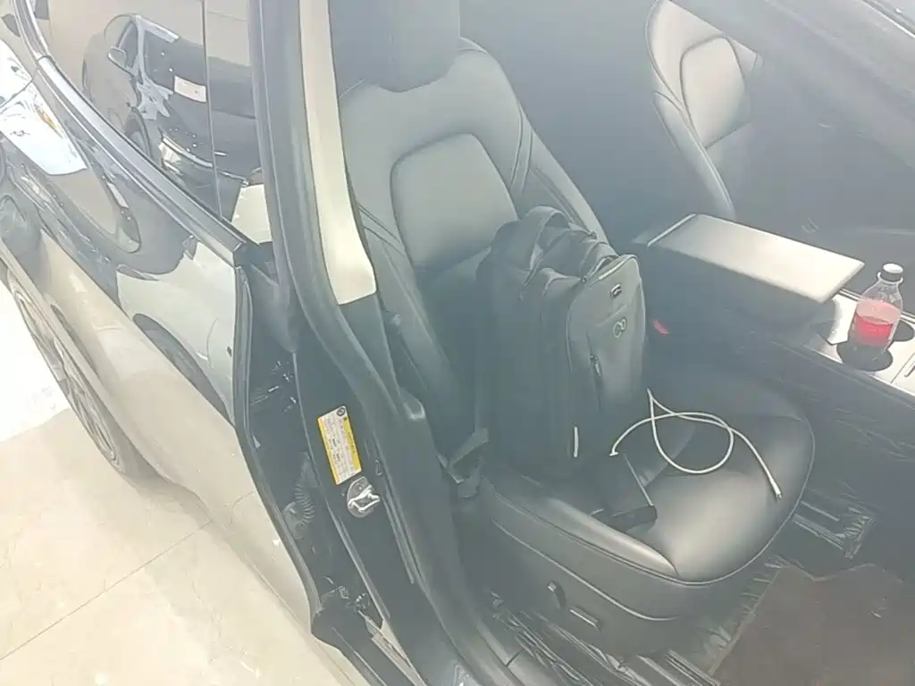 Tesla Model Y — миниатюра 25