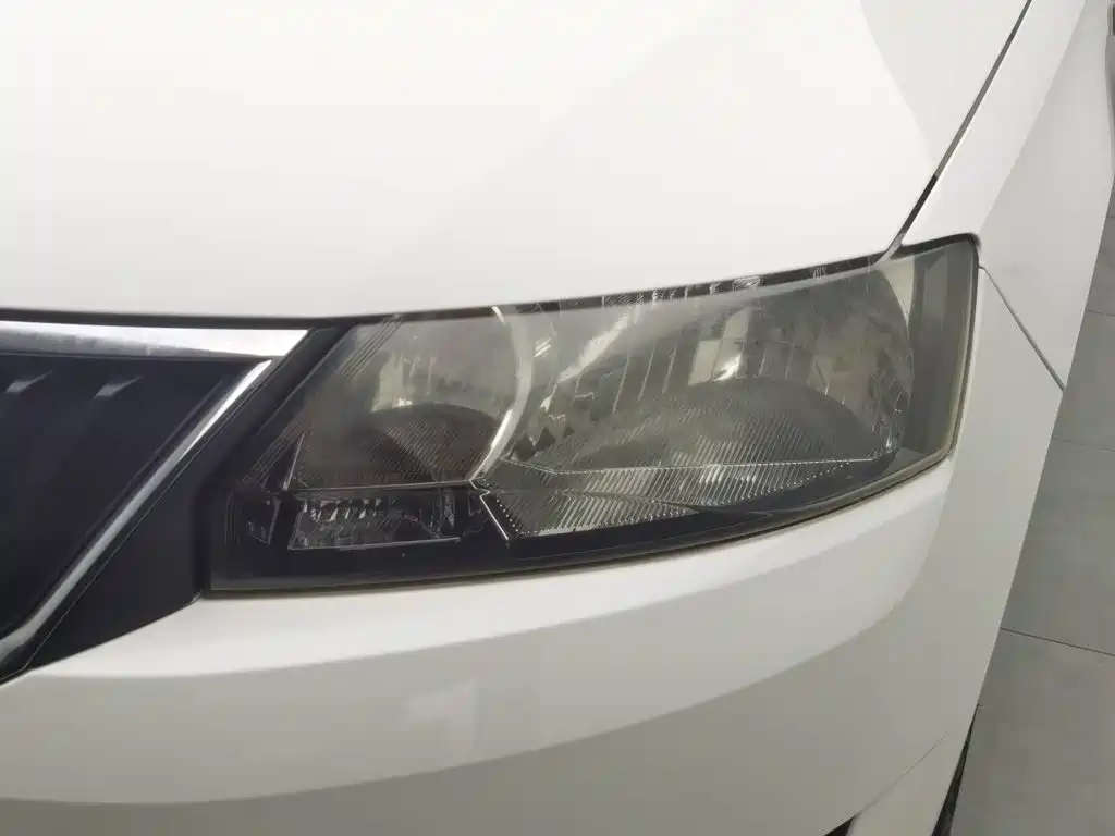 Skoda Rapid — миниатюра 7