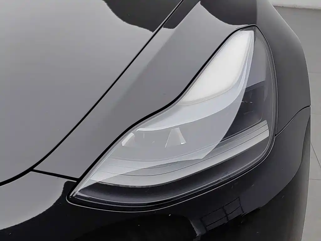 Tesla Model 3 — миниатюра 7