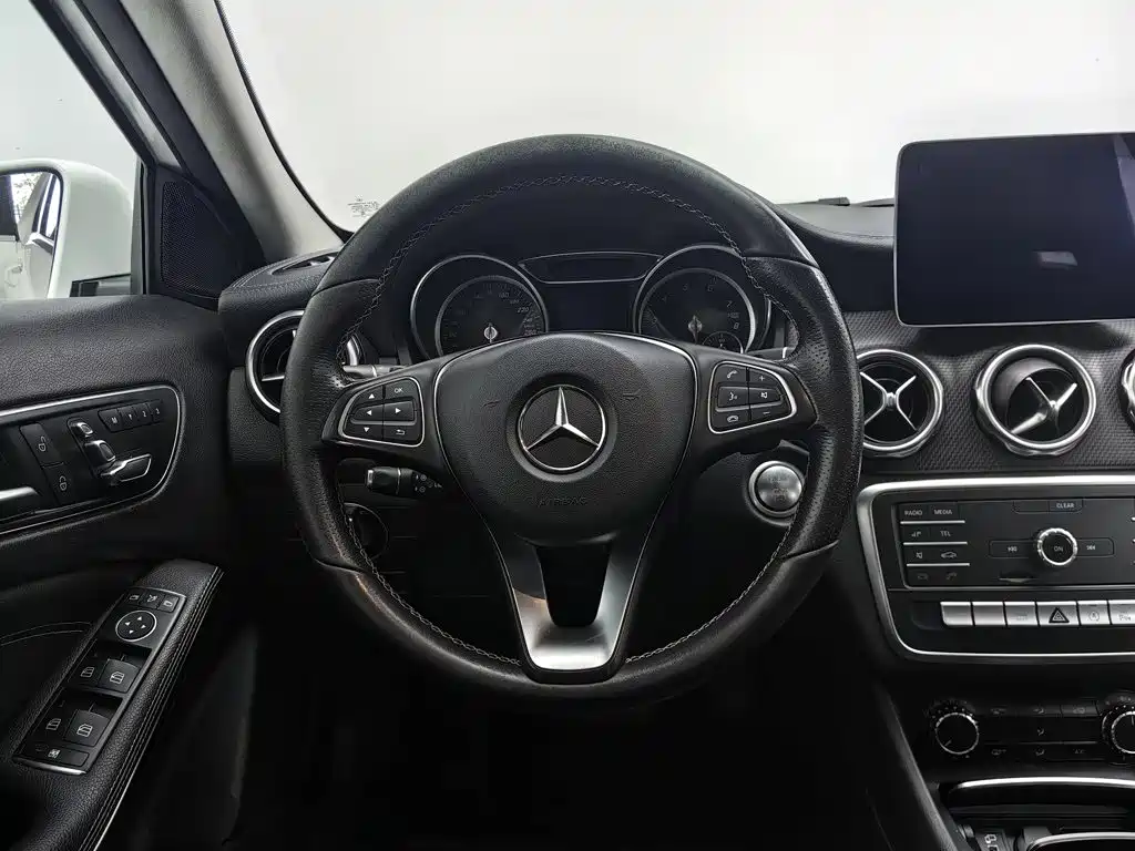 Mercedes-Benz GLA — миниатюра 11