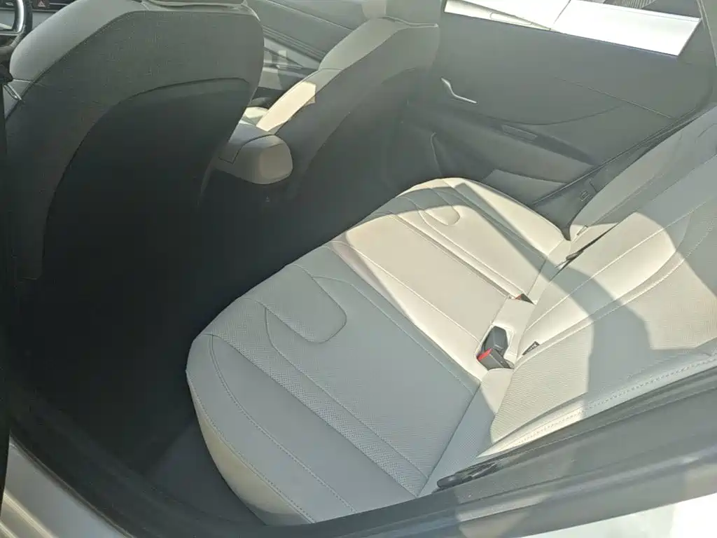 Hyundai Elantra — миниатюра 17