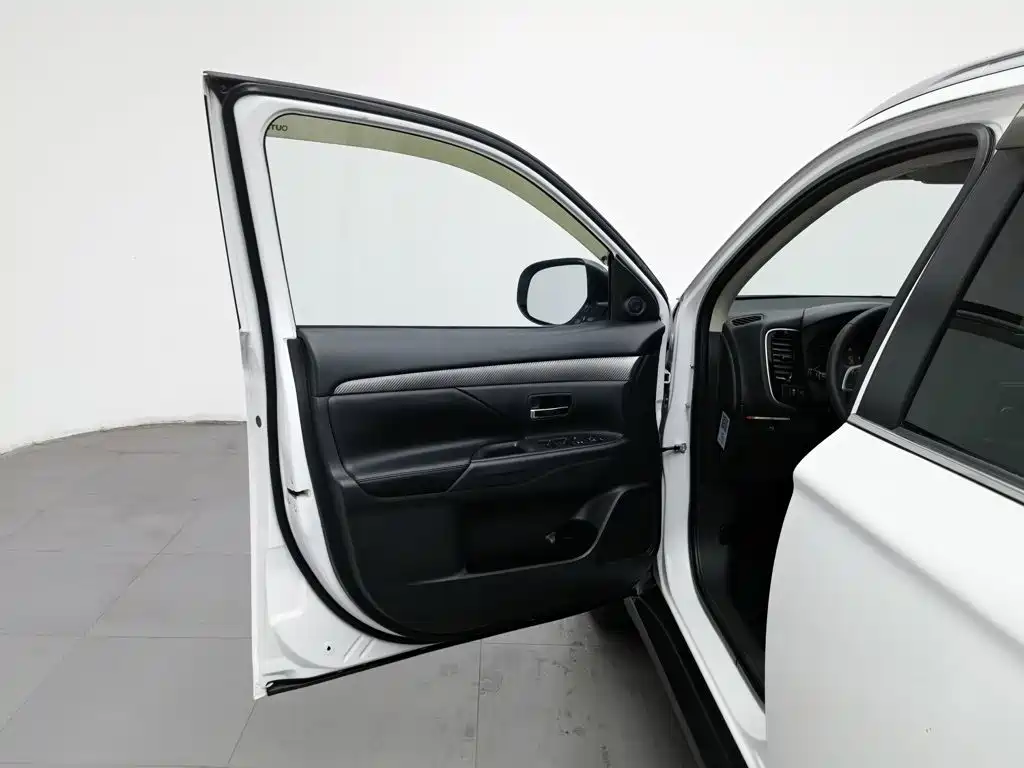Mitsubishi Outlander (Import) — миниатюра 8
