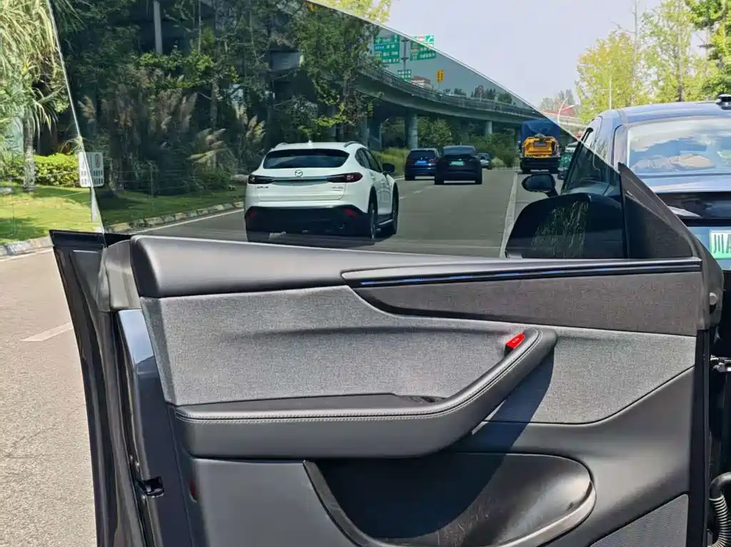 Tesla Model Y — миниатюра 5