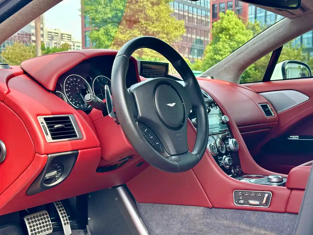 Aston Martin Rapide — миниатюра 6