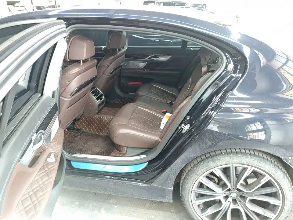 BMW 7 Series — миниатюра 9