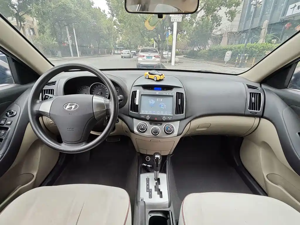 Hyundai Elantra — миниатюра 10