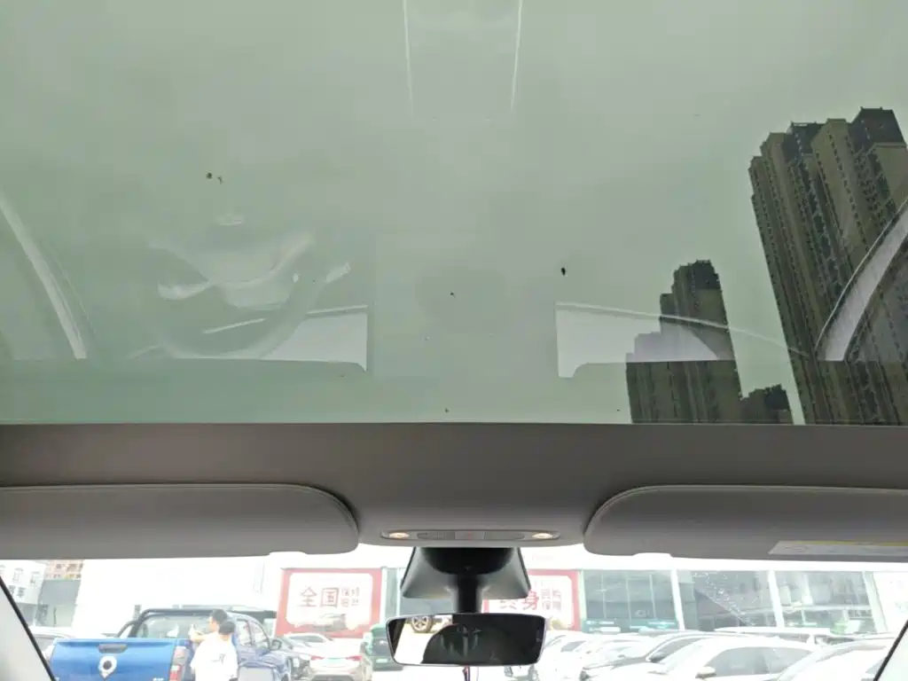 Tesla Model Y — миниатюра 18