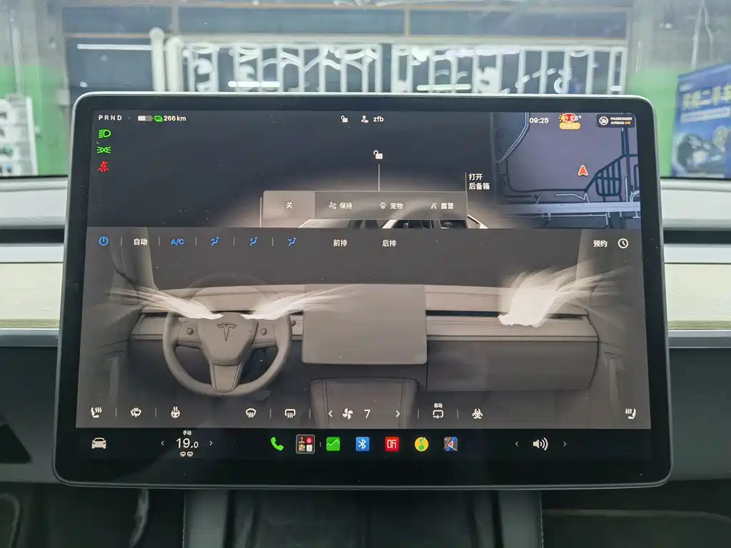 Tesla Model Y — миниатюра 12