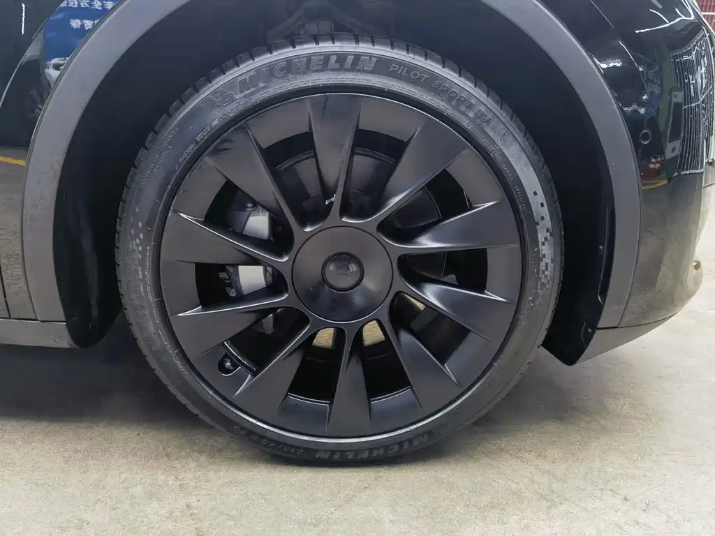 Tesla Model Y — миниатюра 17
